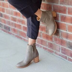 🌸BEEK🌸 Coronet Heeled Ankle Boots Beige Size: 9.5